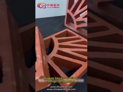 Блоки ветерка стены экрана терракотовых пустотелых кирпичей красной глины на открытом воздухе