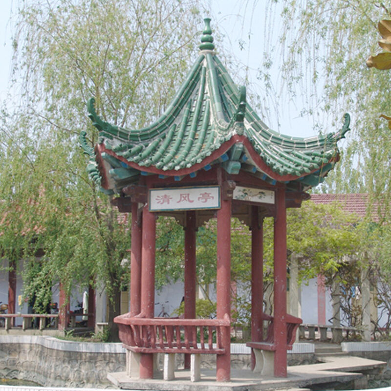 Древний деревянный павильон чайный дом с традиционными китайскими зелеными остекленными плитками