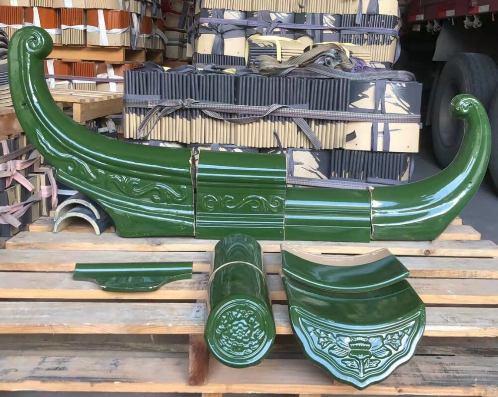 Древний деревянный павильон чайный дом с традиционными китайскими зелеными остекленными плитками